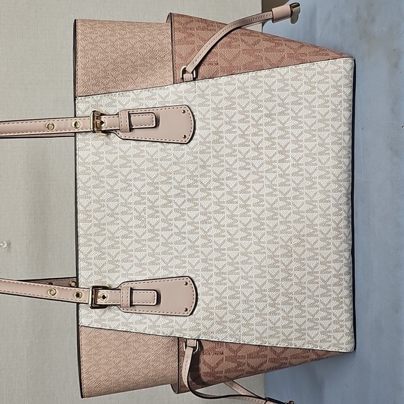 MICHAEL KORS VOYAGER E/W COLOR BLOCK TOTE BFPM-09-037 - Picture 3 of 8